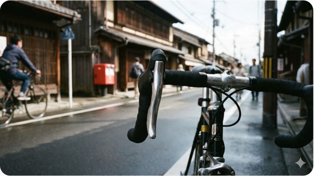 ドロップハンドルの上ハンドル部分に取り付けられた補助ブレーキレバーのクローズアップ写真。街乗りに便利な装備だが、ルック車を判断するポイントの一つ。