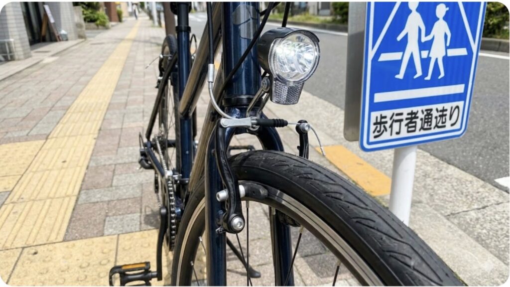 道路交通法を遵守するために正しく装着された、自転車の前後ブレーキと明るいLEDライト。